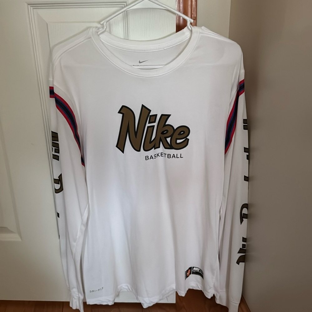 Nike men’s basketball size large long sleeve shirt